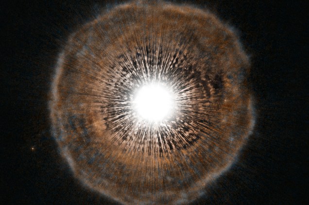 Essa imagem mostra a morte de um tipo raro de sol: a U Camelopardalis é uma estrela de carbono. Ao contrário da maioria, ela contém mais carbono que oxigênio na sua atmosfera. Como está no fim da vida, ela vai ficando instável e, de milhares em milhares de anos, vai "tossindo": ejetando uma camada esférica de gás, como mostra a foto do Hubble.