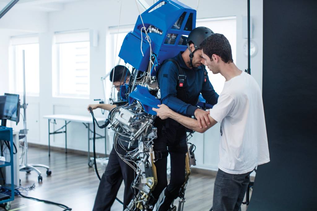 A reportagem da SUPER visitou o epicentro da pesquisa. Fica em um pr&eacute;dio comercial insuspeito, no bairro paulistano do Sumarezinho. Computadores e equipamentos de fisioterapia e de realidade virtual se espalham pelos 150 m2 do laborat&oacute;rio.