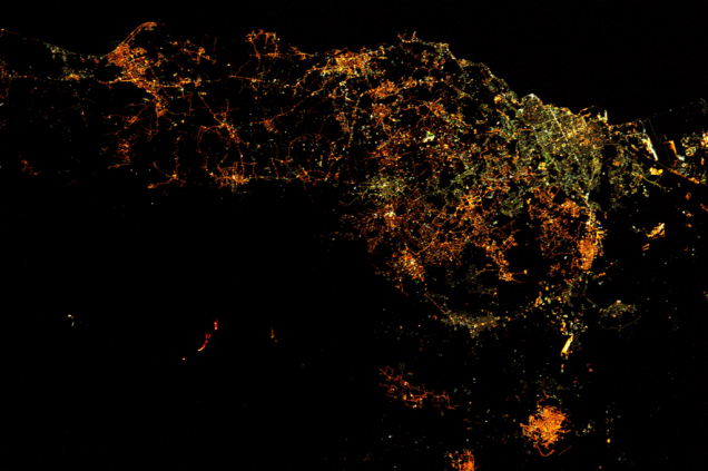 O que você está vendo é a italiana Sicília, bello. Mas o detalhe que faz essa foto surpreendente se deve a um pequeno risco vermelho, que você enxerga no canto inferior esquerdo. Isso, na verdade, é lava. Astronautas conseguiram registrar, de dentro da estação espacial, uma erupção do vulcão mais ativo da Europa, o Etna.