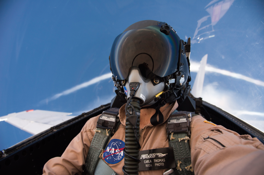 Carla Thomas é fotógrafa da Nasa. Ela tirou essa selfie enquanto a piloto Nils Larson atingia a velocidade do som, de dentro de um jato F/A-18. A ideia era analisar se havia alguma diferença perceptível ao ficar tão rápido com um ou dois passageiros a bordo da aeronave. Ao mesmo tempo, a Nasa checava os impactos dessas explosões sônicas no solo.