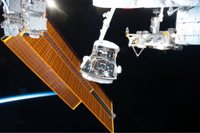 O que você vê na imagem é uma reforma no Espaço. Os astronautas estão retirando da Estação Internacional o PMA-3, um adaptador que serve para acoplar módulos espaciais, como o Harmony. O plano é substituir a peça por uma mais moderna.