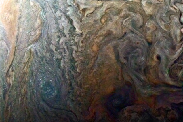 Esta foto mostra Júpiter. Mais especificamente, mostra como o planeta possui diversas (e simultâneas) tempestades internas. Para dar o efeito que você vê abaixo, o astrônomo amador Roman Tkachenko‏ realçou cores das imagens captadas pela sonda Juno. O resultado ficou tão bom que a própria Nasa publicou a imagem em seu site.