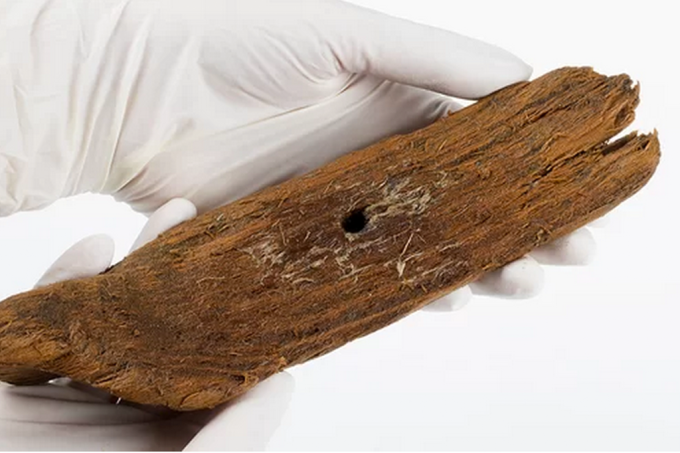 Encontrado barquinho de brinquedo de uma criança viking com mil anos