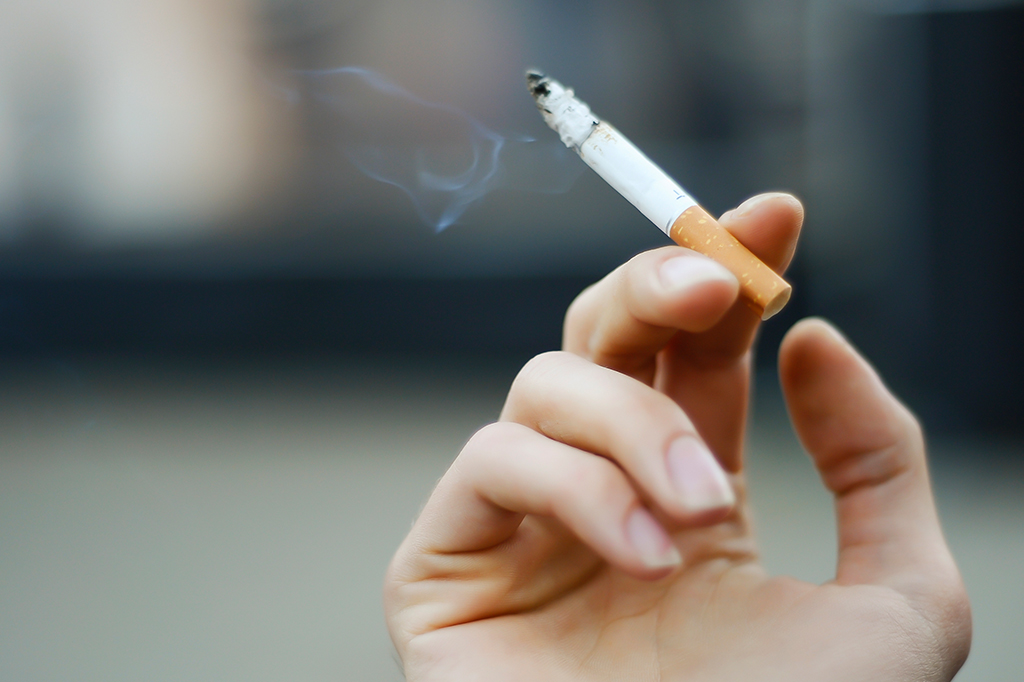 É verdade que ficar perto de fumante é pior do que fumar? | Super