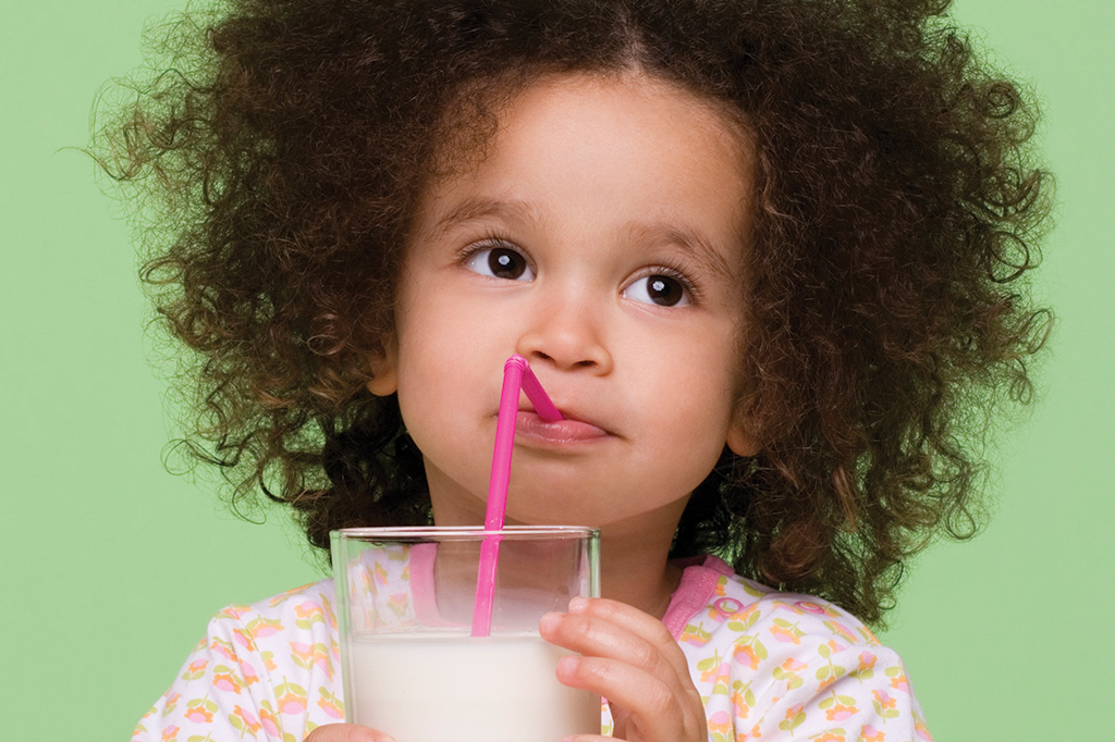 Crianças que tomam leites vegetais são menores, revela estudo