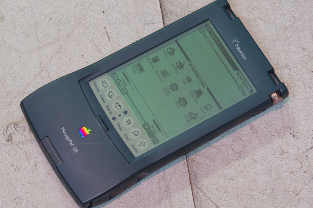 <span style="font-weight:400;">Newton, o tio-avô dos tablets, tinha a tela sensível ao toque e foi criado pela Apple em 1993</span>