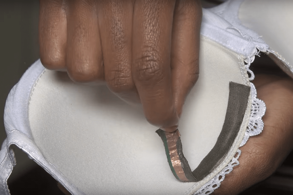 Adesivo fixado ao sutiã denuncia abuso sexual automaticamente