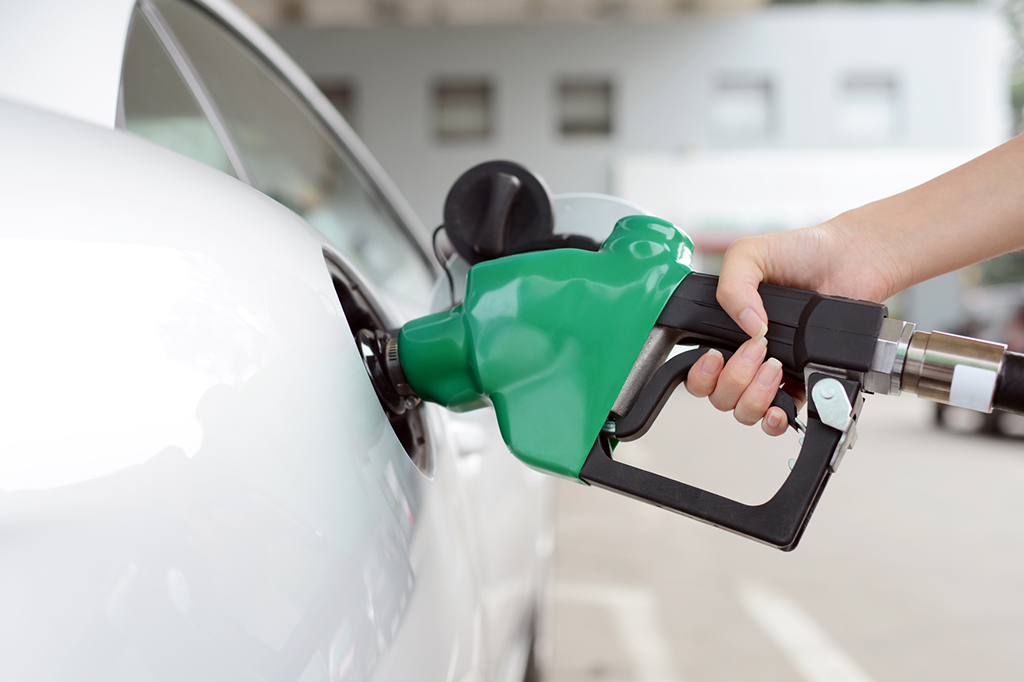 Carros flex poluem 30% a mais quando rodam com gasolina