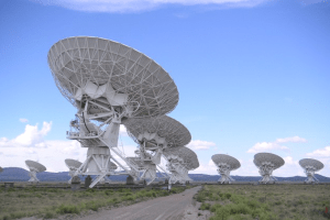 Projeto de busca de ETs de Hawking detecta 15 sinais de rádio suspeitos a 3 bilhões de anos-luz da Terra