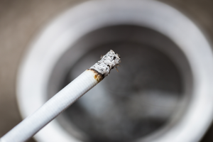 Resquícios de cigarro em roupas e móveis prejudicou saúde de ratos