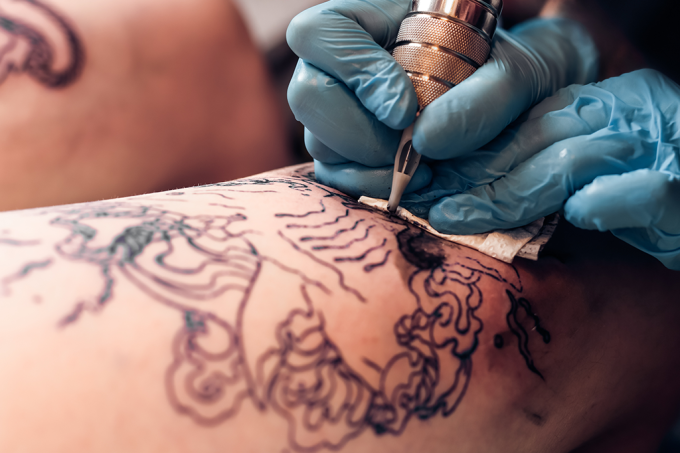 Médicos alertam que tatuagens podem gerar infecções 15 anos depois