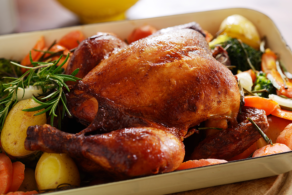 Como fazer um frango assado com pele crocante