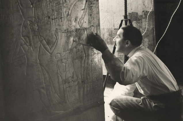 O arqueólogo Howard Carter é fotografado olhando pela porta da Tumba de Tutancâmon, em 1924.
