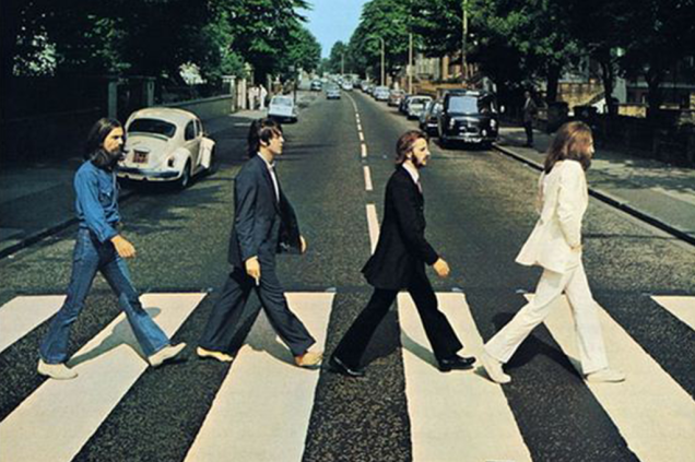 Os Beatles percorrendo a Abbey Road no sentido contrário, logo após tirarem a fotografia que virou capa do álbum.