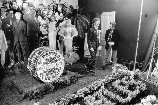 Os Beatles, durante o ensaio para fazer a capa do álbum Sgt. Peppers Lonely Hearts Club Band, de 1967.