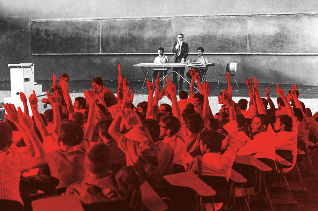 Estudantes da USP fazem assembleia para organizar uma passeata contra a ditadura, em março de 1968.