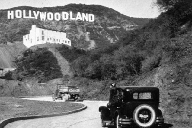 O letreiro de Hollywood, em 1923, pouco depois da instalação, quando ainda dizia Hollywoodland.
