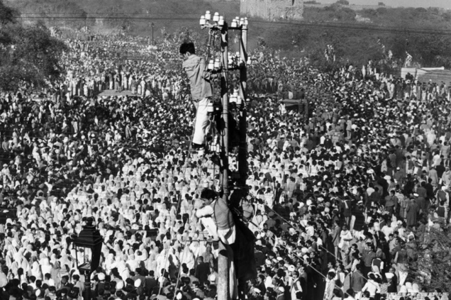 Multidão reunida para o funeral de Mahatma Gandhi, em 1948.