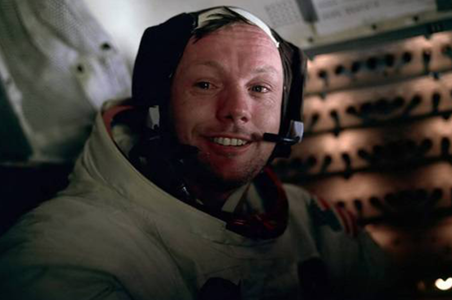 Neil Armstrong é fotografado logo após a primeira caminhada na Lua, em 1969.