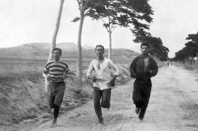 Três homens participam da Maratona da primeira edição dos Jogos Olímpicos modernos, em 1896.