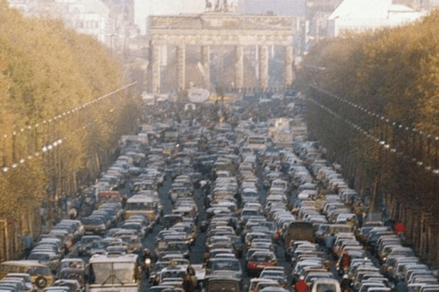 Engarrafamento no Portão de Brandemburgo, no primeiro sábado após a queda do Muro de Berlim.