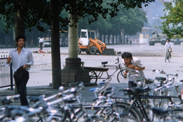 O rebelde desconhecido da Praça da Paz Celestial, em Pequim, que também ficou conhecido como homem do tanque, aparece na esquerda da imagem, perto do trator.