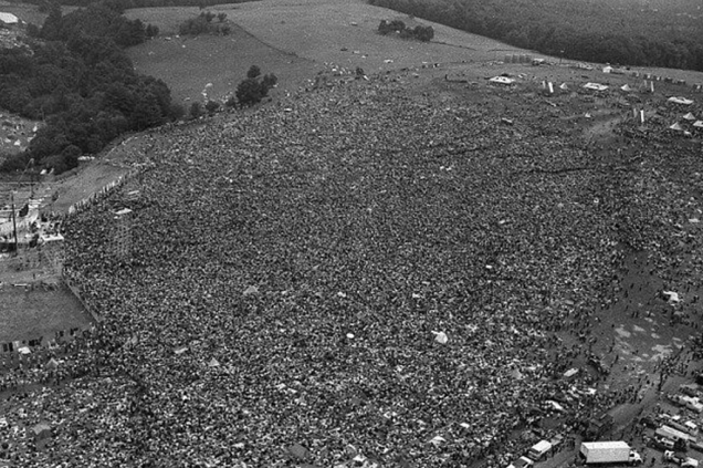 Foto aérea mostra a multidão que se juntou para o Festival de Woodstock, em 1969.