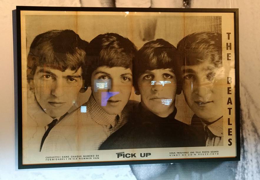 Este pôster antigo é um dos itens expostos Este pôster antigo é um dos itens expostos