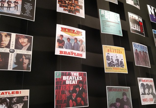Capas de singles dos Beatles em todo o mundo decoram um dos corredores Capas de singles dos Beatles em todo o mundo decoram um dos corredores