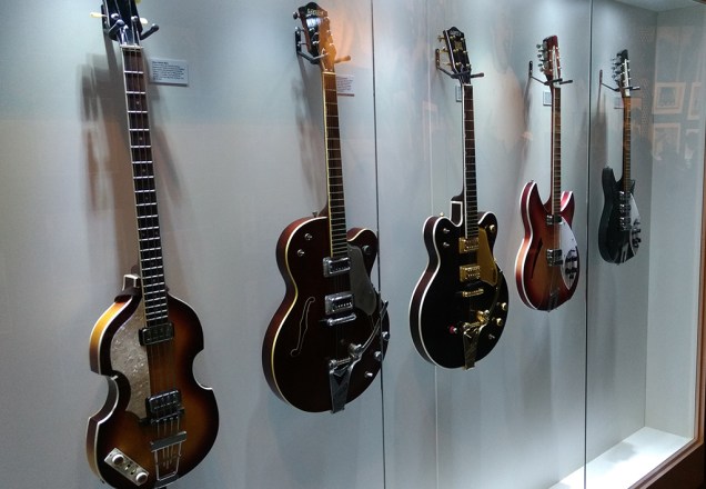 Exemplares dos mesmos modelos de instrumentos que os Beatles usavam estão expostos Exemplares dos mesmos modelos de instrumentos que os Beatles usavam estão expostos