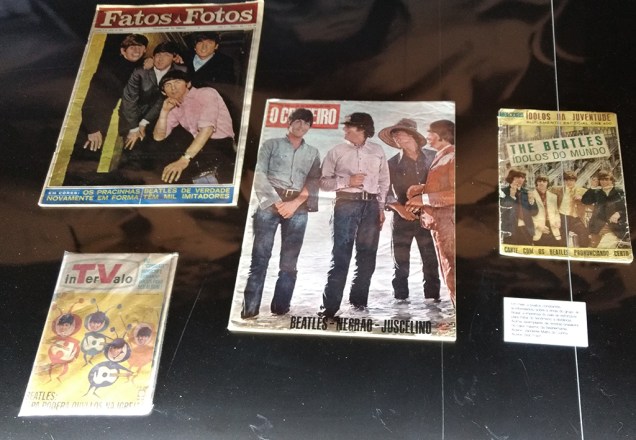 Revistas e publicações antigas, incluindo brasileiras, estão expostas em vitrines numa sala redonda Revistas e publicações antigas, incluindo brasileiras, estão expostas em vitrines numa sala redonda
