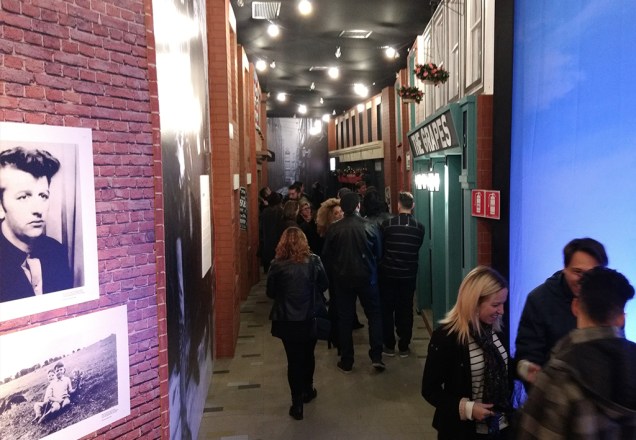 Primeiro ambiente da exposição lembra os tempos de Quarrymen e o começo dos Beatles, incluindo a fachada do pub The Grapes e uma reprodução do Cavern Club Primeiro ambiente da exposição lembra os tempos de Quarrymen e o começo dos Beatles, incluindo a fachada do pub The Grapes e uma reprodução do Cavern Club