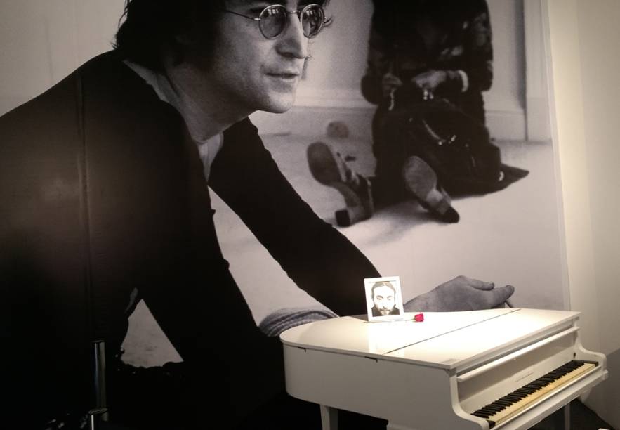 Há salas específicas para a carreira solo de cada um dos Beatles. Na de John Lennon, há uma recriação de seu clássico piano branco Há salas específicas para a carreira solo de cada um dos Beatles. Na de John Lennon, há uma recriação de seu clássico piano branco