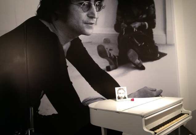 Há salas específicas para a carreira solo de cada um dos Beatles. Na de John Lennon, há uma recriação de seu clássico piano branco