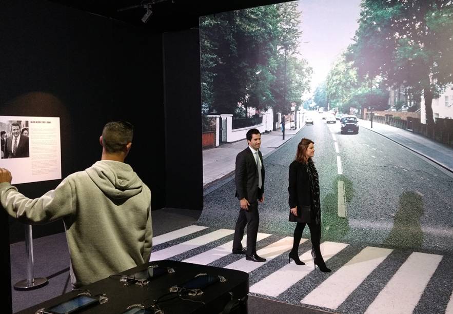 Em uma das atividades interativas, é possível reproduzir a foto da capa do álbum Abbey Road. Para ficar com a imagem, porém, é cobrado um valor de R$ 18 Em uma das atividades interativas, é possível reproduzir a foto da capa do álbum Abbey Road. Para ficar com a imagem, porém, é cobrado um valor de R$ 18