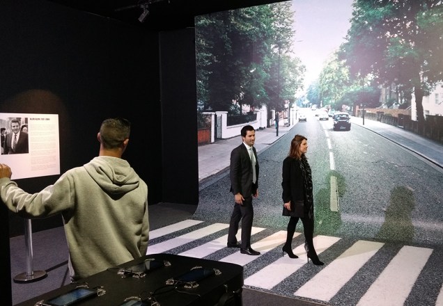 Em uma das atividades interativas, é possível reproduzir a foto da capa do álbum Abbey Road. Para ficar com a imagem, porém, é cobrado um valor de R$ 18