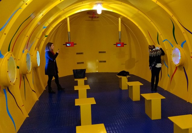 Uma das salas reproduz o interior de um submarino amarelo Uma das salas reproduz o interior de um submarino amarelo