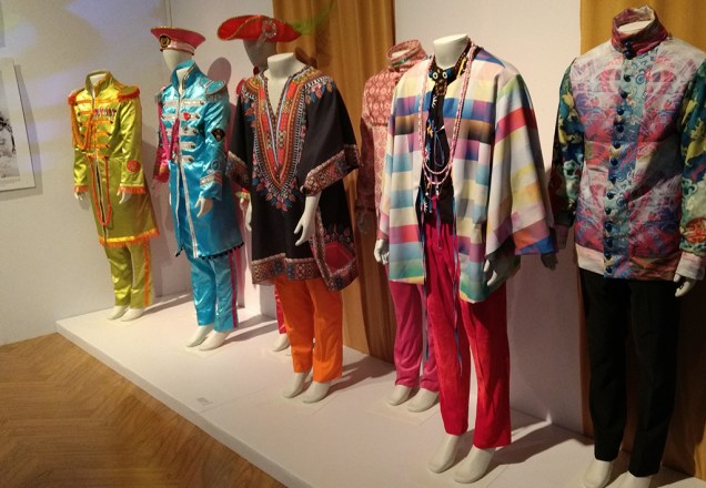 Reprodução de figurinos diversos da banda, incluindo as antológicas vestes usadas na arte do álbum Sgt. Pepper's Lonely Hearts Club Band