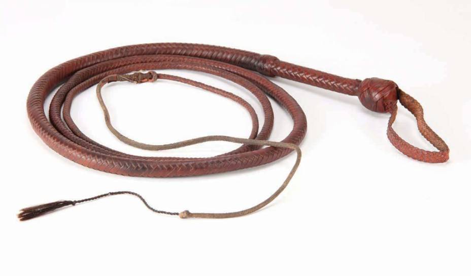 Chicote usado nos três filmes de Indiana Jones - Vendido por R$ 853,2 mil Chicote usado nos três filmes de Indiana Jones - Vendido por R$ 853,2 mil