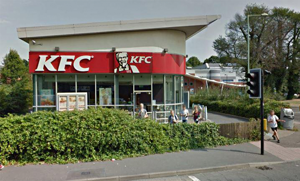 KFC sofre retaliação após clientes serem multados por demora em comer frango