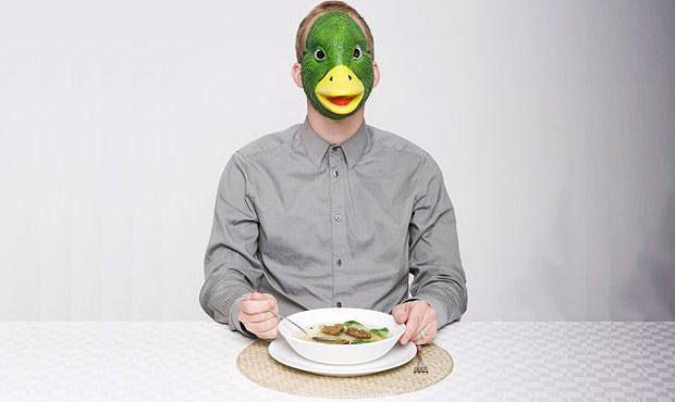 Por que ficamos com “voz de pato” ao inalarmos gás de bexiga?