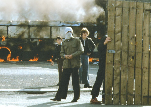 Qual é o conflito entre católicos e protestantes na Irlanda?