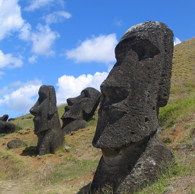 Rosto de pedra na ilha de páscoa. antiga estátua de moai. símbolo de  viagens famoso. turismo e objeto tropical de férias. ídolo de pedra