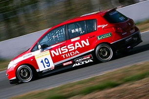 640px-Nissan_Tiida_racing_car