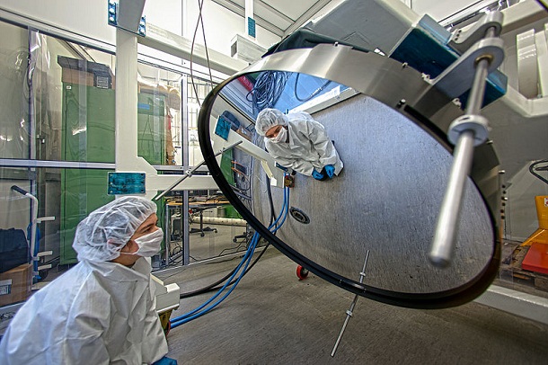 Super-thin_Mirror_Under_Test_at_ESO