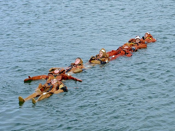 Como salvar uma pessoa que está se afogando?