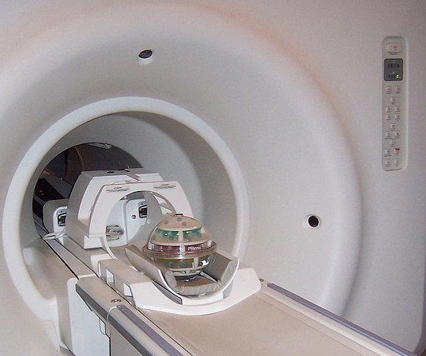 718px-MRI-tomograph