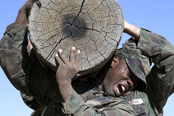 640px-US_Navy_090203-N-7303M-011_Basic_Underwater_Demolition-SEAL_(BUDS)_students_lift_