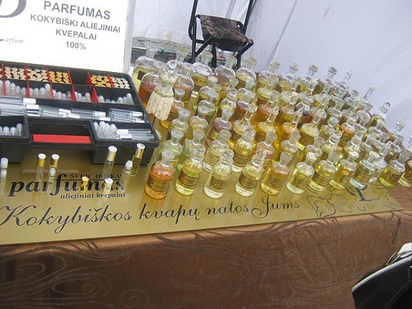 640px-AgroBalt_2012_-_aliejiniai_kvepalai