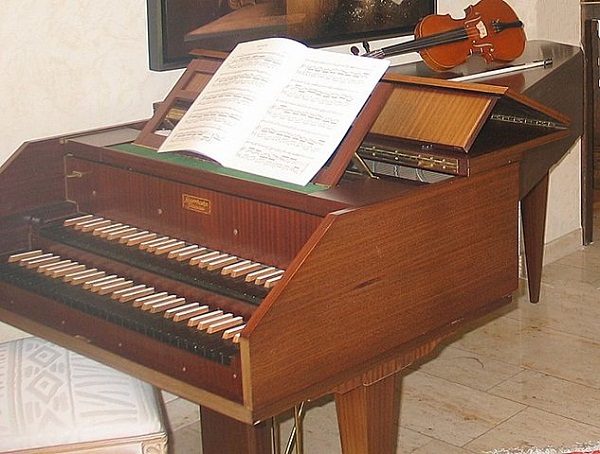 633px-Harpsichord_1980
